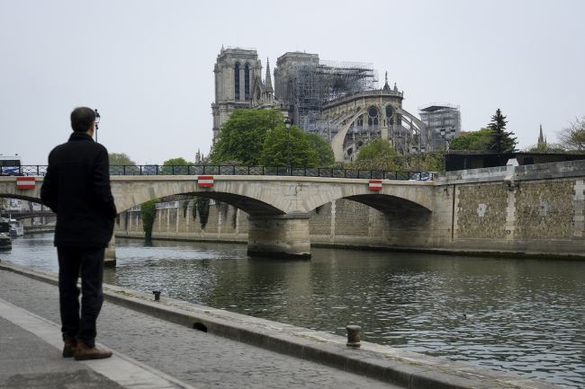 Photo taken on April 16, 2019 shows the damaged Notre Dame Cathedral after a fire in Paris, France. (Yonhap)
