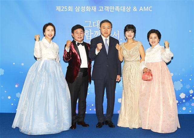 최영무 삼성화재 사장이 지난 17일 송도컨벤시아에서 열린 ‘2019 고객만족 대상 & AMC 시상식’에서 수상자들과 기념촬영을 하고 있다. 왼쪽부터 메이저 챔피언 손순자 RC, 대상 수상자 원면재 RC, 최영무 삼성화재 사장, 메이저 챔피언 신영단 RC, 챌린저 챔피언 황순자 RC. 	 [삼성화재 제공]