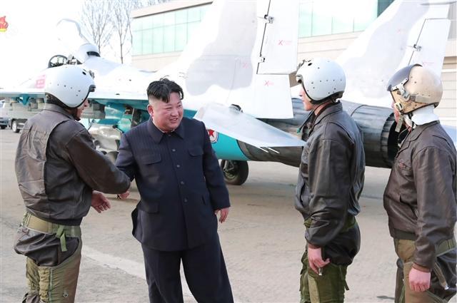 북한 김정은 국무위원장이 16일 공군 제1017군부대 전투비행사들의 비행훈련을 현지 지도했다고 조선중앙TV가 17일 보도했다. 사진은 중앙TV가 공개한 것으로, 김 위원장이 부대원들과 웃으며 환담을 나누고 있는 모습.  [연합]