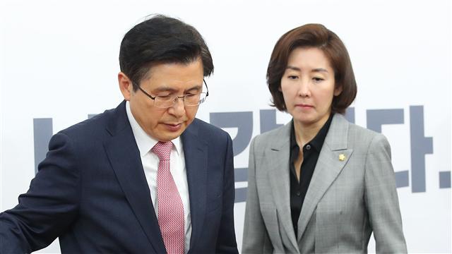 자유한국당 황교안 대표(왼쪽)와 나경원 원내대표가 18일 오전 여의도 국회에서 열린 최고위원회의에 참석하고 있다.  [연합]