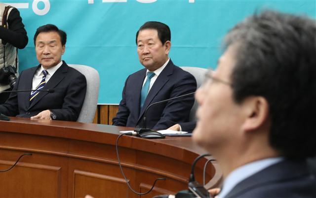 18일 국회에서 열린 바른미래당 의원총회에 손학규 대표와 유승민 의원이 굳은 표정으로 참석해 있다.    [연합]