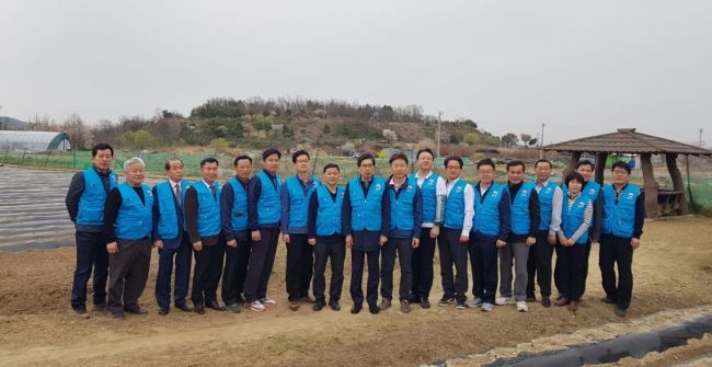 박상기 법무부 장관과 허식 농협중앙회 부회장이 봉사활동을 하기에 앞서 양측 관계자들, 사회봉사대상자들과 함께 기념촬영을 하고 있다. [농협 제공]