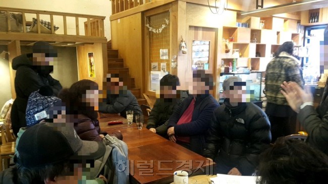 지난 20일 오후 경기도 수원의 한 카페에서 정신질환자 들이 자발적으로 결성한 한 ‘자조 모임’이 열렸다. [정세희 기자/say@heraldcorp.com]