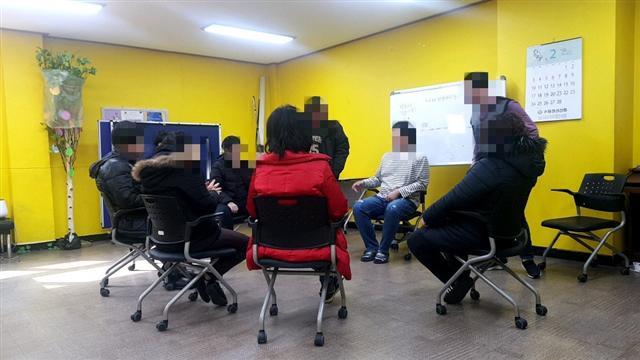 경기도 수원시 수원성인정신건강복지센터에서 연극 수업이 이뤄지고 있는 모습. 조울증 환자 박모 씨는 “센터가 아니면 갈 곳이 없어 답답하다”고 토로했다. 정세희 기자/say@