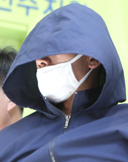 18일 오전 자신이 사는 아파트에 불을 지른 뒤 대피하는 주민들에게 흉기를 휘두른 안인득이 영장실질심사가 열리는 창원지법 진주지원에 출석하고 있다. [연합]