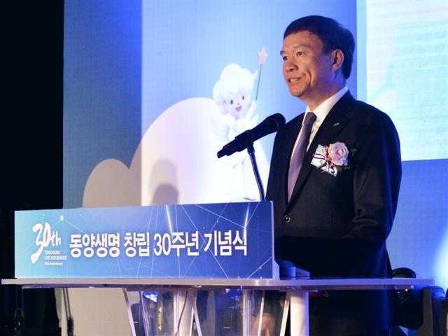 동양생명 뤄젠룽 대표이사가 창립 30주년 기념행사에서 기념사를 하고 있다.