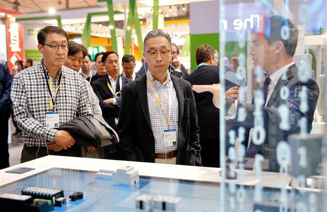 지난 1월 미국 라스베이거스에서 열린 ‘CES 2019’에서 관람객들이 삼성전자 전시관에서 웨어러블 보행 보조로봇의 시연을 보고 있다(사진 왼쪽). LG전자 대표이사 CEO 조성진 부회장(가운데)이 지난해 경영권을 인수한 산업용 로봇 제조업체 ‘로보스타’를 방문해 산업용 로봇을 살펴보고 있다(가운데). 박지원 두산그룹 부회장이 하노버 메세 2019 전시회의 독일 지멘스(Siemens) 전시관에서 관계자의 설명을 듣고 있다.
[삼성전자·LG전자·두산 제공]