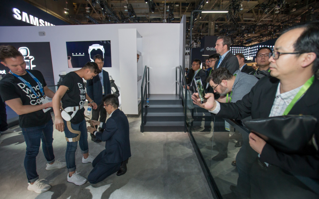 지난 1월 미국 라스베이거스에서 열린 ‘CES 2019’에서 관람객들이 삼성전자 전시관에서 웨어러블 보행 보조로봇의 시연을 보고 있다.[삼성전자 제공]
