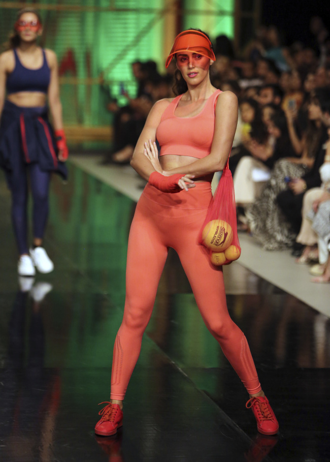 <YONHAP PHOTO-1738> Pakistani models present creations by a designer Nomi Ansari during the Sunsilk Fashion Week in Lahore, Pakistan, Saturday, April 13, 2019. (AP Photo/K.M. Chaudary)/2019-04-14 06:08:51/ <저작권자 ⓒ 1980-2019 ㈜연합뉴스. 무단 전재 재배포 금지.>
<YONHAP PHOTO-1738> Pakistani models present creations by a designer Nomi Ansari during the Sunsilk Fashion Week in Lahore, Pakistan, Saturday, April 13, 2019. (AP Photo/K.M. Chaudary)/2019-04-14 06:08:51/ <저작권자 ⓒ 1980-2019 ㈜연합뉴스. 무단 전재 재배포 금지.>