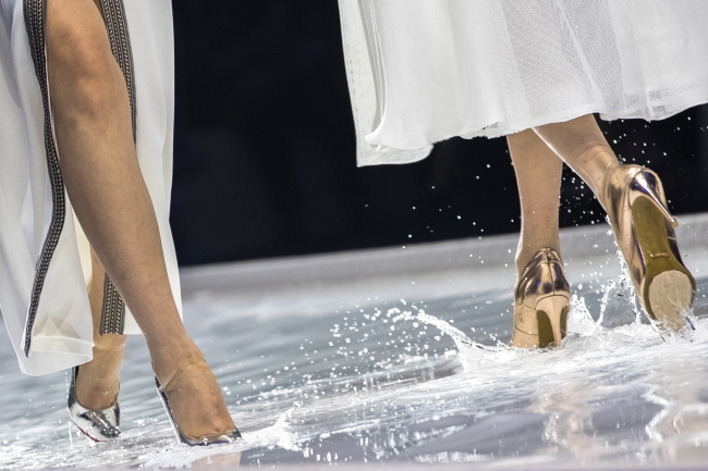 <YONHAP PHOTO-0121> epa07464879 Models present a creation by Chinese designer Grace Chen on the catwalk filled with water at China Fashion Week in Beijing, China, 26 March 2019. The China Fashion Week runs from 25 to 31 March 2019. EPA/ROMAN PILIPEY/2019-03-27 00:12:12/ <저작권자 ⓒ 1980-2019 ㈜연합뉴스. 무단 전재 재배포 금지.>
<YONHAP PHOTO-0121> epa07464879 Models present a creation by Chinese designer Grace Chen on the catwalk filled with water at China Fashion Week in Beijing, China, 26 March 2019. The China Fashion Week runs from 25 to 31 March 2019. EPA/ROMAN PILIPEY/2019-03-27 00:12:12/ <저작권자 ⓒ 1980-2019 ㈜연합뉴스. 무단 전재 재배포 금지.>