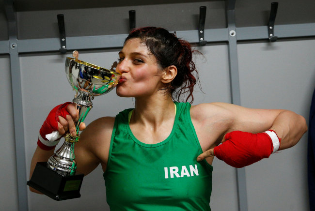 <YONHAP PHOTO-2554> Iranian boxer Sadaf Khadem poses in the locker room after winning the fight against French boxer Anne Chauvin during an official boxing bout in Royan, France, April 13, 2019. REUTERS/Stephane Mahe/2019-04-14 07:27:38/ <저작권자 ⓒ 1980-2019 ㈜연합뉴스. 무단 전재 재배포 금지.>
<YONHAP PHOTO-2554> Iranian boxer Sadaf Khadem poses in the locker room after winning the fight against French boxer Anne Chauvin during an official boxing bout in Royan, France, April 13, 2019. REUTERS/Stephane Mahe/2019-04-14 07:27:38/ <저작권자 ⓒ 1980-2019 ㈜연합뉴스. 무단 전재 재배포 금지.>