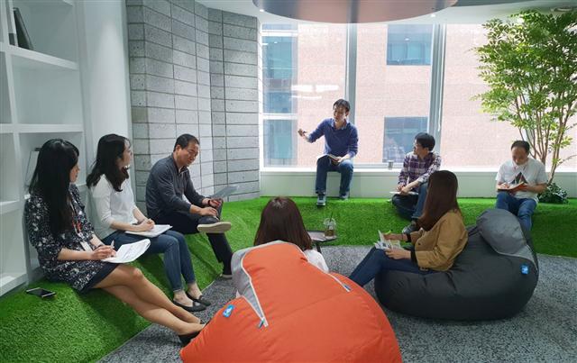 오렌지라이프의 애자일 조직 직원들이 자유로운 분위기 속에서 회의를 하고 있다.
[오렌지라이프 제공]