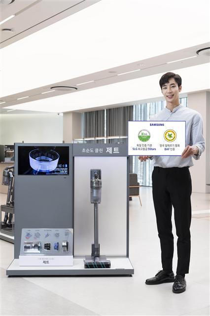 삼성전자 모델이 삼성전자의 프리미엄 무선 청소기 ‘삼성 제트’를 소개하고 있다.