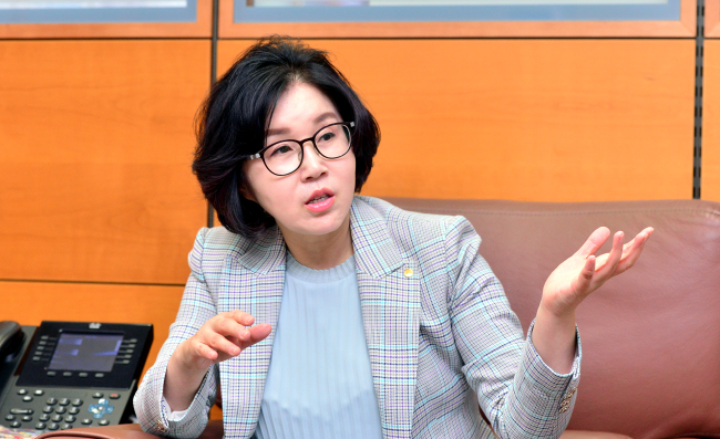 Jeong Jong-suk, executive vice president and chief of the wealth management group at Woori Bank, speaks in an interview with The Korea Herald at the bank’s headquarters in Seoul. (Park Hyun-koo/The Korea Herald)