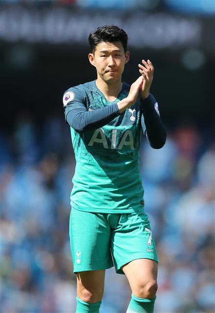<YONHAP PHOTO-3960> epa07517615 Tottenham Hotspur's Son Heung-min greets supporters at the end of the English Premier League soccer match between Manchester City and Tottenham Hotspur at the Etihad Stadium in Manchester, Britain, 20 April 2019. EPA/NIGEL RODDIS EDITORIAL USE ONLY. No use with unauthorized audio, video, data, fixture lists, club/league logos or 'live' services. Online in-match use limited to 120 images, no video emulation. No use in betting, games or single club/league/player publications./2019-04-20 22:40:49/ <저작권자 ⓒ 1980-2019 ㈜연합뉴스. 무단 전재 재배포 금지.>