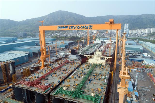 대우조선해양 1도크에서 VLCC 4척이 동시에 건조되고 있다(사진 왼쪽). 지난 20일 대우조선해양 1도크에서 건조중인 VLCC 4척 중 2척이 진수되고 있다.  [대우조선해양 제공]