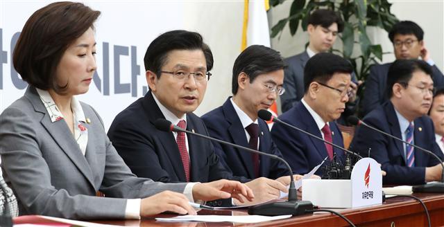 자유한국당 황교안 대표(왼쪽 두번째)가 22일 오전 국회에서 열린 최고위원회의에서 발언하고 있다.    [연합]
