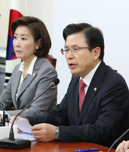 황교안 자유한국당 대표가 22일 오전 국회에서 열린 최고위원회의에서 발언하고 있다. [연합]