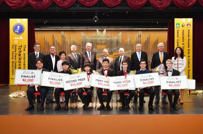 (Clockwise from second row) Judges Yasuo Watanabe of Japan, Pascal Nemirovski of France, Lee Kyungsook of Korea, Vladimir Ovchinnikov of Russia and Alexander S. Sokolov of Russia. Lee Sang-kyun, board chair of the Shinil Educational Foundation and Seoul Cyber University, and Andrey M. Scherbak, president of the Association of Tchaikovsky Competition Stars. Judges Liu Shih Kun of China, Tamas Ungar of the US and Yoon So-young of Korea. Participants Roman Sosnin of Russia, Adrian Romoff of the US, Aleksandr Doronin of Russia, Akito Tani of Japan, Kim Sae-hyun Kim of Korea, Jang Jun-ho of Korea and Kim Kang-hyun of Korea. (Seoul Cyber University)