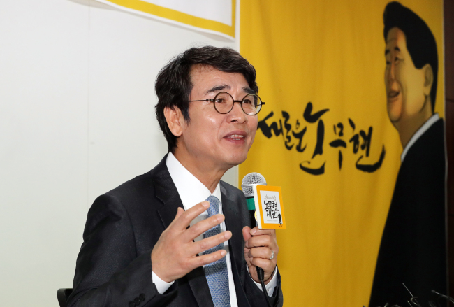 <YONHAP PHOTO-1617> 유시민 이사장, 노무현 대통령 10주기 기자간담회 (서울=연합뉴스) 최재구 기자 = 사람사는세상 노무현재단 유시민 이사장이 23일 서울 마포구 노무현재단에서 열린 노무현 대통령 서거 10주기 준비 기자간담회에서 발언하고 있다. 2019.4.23 jjaeck9@yna.co.kr/2019-04-23 10:08:47/ <저작권자 ⓒ 1980-2019 ㈜연합뉴스. 무단 전재 재배포 금지.>
<YONHAP PHOTO-1617> 유시민 이사장, 노무현 대통령 10주기 기자간담회 (서울=연합뉴스) 최재구 기자 = 사람사는세상 노무현재단 유시민 이사장이 23일 서울 마포구 노무현재단에서 열린 노무현 대통령 서거 10주기 준비 기자간담회에서 발언하고 있다. 2019.4.23 jjaeck9@yna.co.kr/2019-04-23 10:08:47/ <저작권자 ⓒ 1980-2019 ㈜연합뉴스. 무단 전재 재배포 금지.>