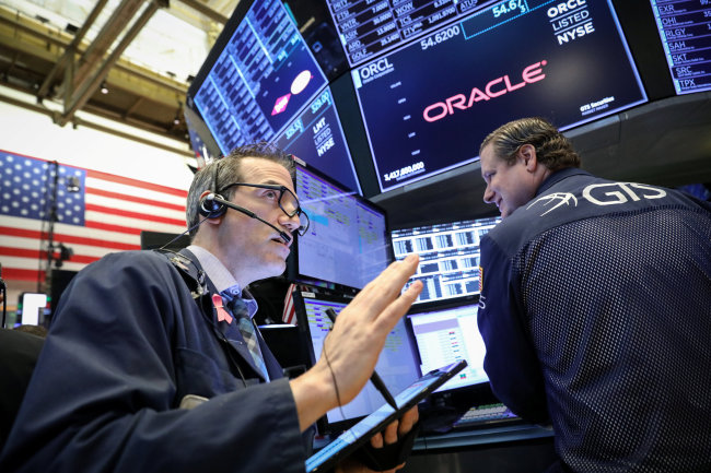 <YONHAP PHOTO-4802> Traders work on the floor at the New York Stock Exchange (NYSE) in New York, U.S., April 23, 2019. REUTERS/Brendan McDermid/2019-04-23 23:45:19/ <저작권자 ⓒ 1980-2019 ㈜연합뉴스. 무단 전재 재배포 금지.>
<YONHAP PHOTO-4802> Traders work on the floor at the New York Stock Exchange (NYSE) in New York, U.S., April 23, 2019. REUTERS/Brendan McDermid/2019-04-23 23:45:19/ <저작권자 ⓒ 1980-2019 ㈜연합뉴스. 무단 전재 재배포 금지.>