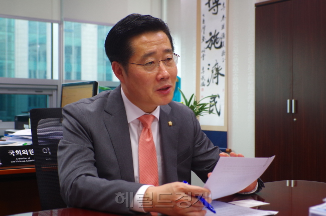 이태규 바른미래당 의원이 지난 24일 서울 영등포구 국회에서 헤럴드경제와 대면 인터뷰를 하고 있다.  유오상 기자/osyoo@