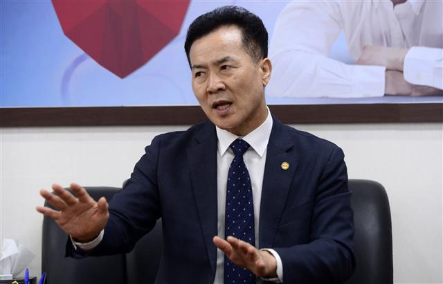 제 12대 한국공인중개사협회 회장에 취임한 박용현 신임 회장은 지난 18일 서울 관악구 한국공인중개사협회회관에서 가진 본지와의 인터뷰에서 “공인중개사의 전문성 확대, 신뢰 확보가 중요하다”고 강조했다.  [박해묵 기자/mook@]