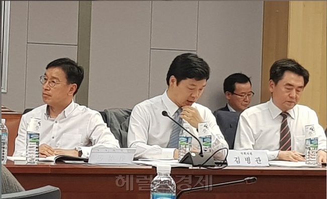 위성곤 의원(왼쪽)과 김병관 의원(중간) 등이 ‘창조경제’ 관련 세미나에 참석하고 있다. [홍태화 기자/th5@]