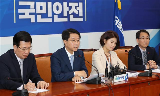 더불어민주당 조정식 정책위의장이 25일 국회에서 열린 정책조정회의에서 발언하고 있다.  [연합]
