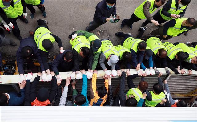 25일 오전 서울 동작구 구 노량진수산시장 입구에서 상인과 시민사회단체 관계자들이 명도집행자들과 충돌하고 있다. 수협과 법원은 2017년부터 네 차례 강제집행을 시도했지만 일부 상인들의 반발로 집행이 무산된 바 있다.   [연합]