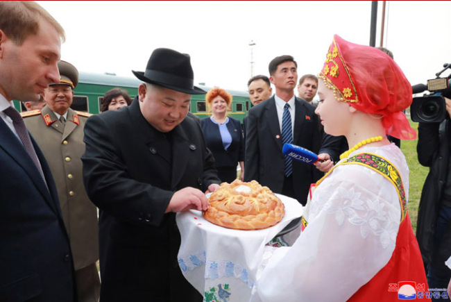 <YONHAP PHOTO-1936> '환영의 빵' 맛보는 북한 김정은 (서울=연합뉴스) 조선중앙통신이 김정은 국무위원장의 러시아 입성 소식을 하루 만인 25일 보도했다. 사진은 중앙통신이 공개한 사진으로, 중간 기착지인 하산역에 내린 김 위원장에게 전통 의상을 입은 러시아 학생이 빵을 권하는 모습. 러시아에서는 귀한 손님이 오면 쟁반에 빵과 소금을 담아 방문객에게 건네는 관습이 있으며, 방문객은 보통 둥근 빵에서 조각을 떼어내 소금에 찍어 맛보는 게 관례다. 2019.4.25 [국내에서만 사용가능. 재배포 금지. For Use Only in the Republic of Korea. No Redistribution] nkphoto@yna.co.kr/2019-04-25 08:03:43/ <저작권자 ⓒ 1980-2019 ㈜연합뉴스. 무단 전재 재배포 금지.>
<YONHAP PHOTO-1936> '환영의 빵' 맛보는 북한 김정은 (서울=연합뉴스) 조선중앙통신이 김정은 국무위원장의 러시아 입성 소식을 하루 만인 25일 보도했다. 사진은 중앙통신이 공개한 사진으로, 중간 기착지인 하산역에 내린 김 위원장에게 전통 의상을 입은 러시아 학생이 빵을 권하는 모습. 러시아에서는 귀한 손님이 오면 쟁반에 빵과 소금을 담아 방문객에게 건네는 관습이 있으며, 방문객은 보통 둥근 빵에서 조각을 떼어내 소금에 찍어 맛보는 게 관례다. 2019.4.25 [국내에서만 사용가능. 재배포 금지. For Use Only in the Republic of Korea. No Redistribution] nkphoto@yna.co.kr/2019-04-25 08:03:43/ <저작권자 ⓒ 1980-2019 ㈜연합뉴스. 무단 전재 재배포 금지.>