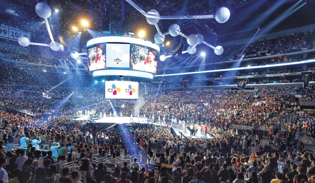 지난해 8월 미국 LA에서 열린 ‘KCON 2018 LA’엔 9만4000여명이 모여 성황을 이뤘다.  [CJ ENM 제공]