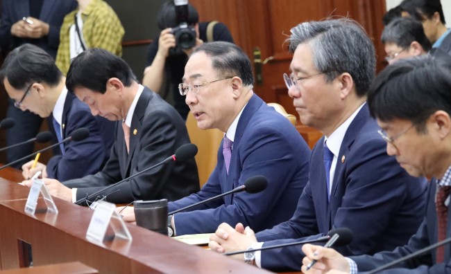 Deputy Prime Minister and Finance Minister Hong Nam-ki (center) speaks during an emergency meeting held after the Bank of Korea's GDP estimate announcement on Thursday. (Yonhap)