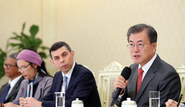 President Moon Jae-in addresses members of Asia News Network at a meeting in Cheong Wa Dae on Thursday. Cheong Wa Dae