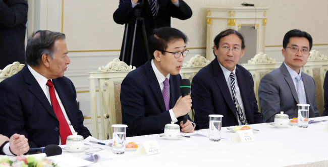 Chon Shi-yong, editorial director of The Korea Herald and chairman of ANN board of directors, addresses President Moon Jae-in on Thursday. Yonhap