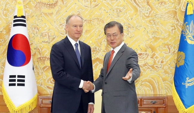 President Moon Jae-in (R) shakes hands with Nikolai Patrushev, secretary of the Security Council of the Russian Federation, at Cheong Wa Dae in Seoul on April 25, 2019. (Yonhap)