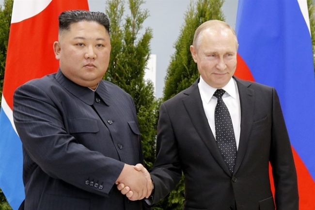 Russian President Vladimir Putin and North Korea's leader Kim Jong-un shake hands during their meeting Thursday, April 25, 2019, in Vladivostok, Russia. (Yonhap)