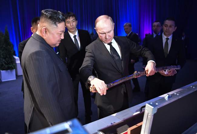 Russian President Vladimir Putin and North Korean leader Kim Jong Un exchange gifts following their talks at the Far Eastern Federal University campus on Russky island in the far-eastern Russian port of Vladivostok. (AFP-Yonhap)