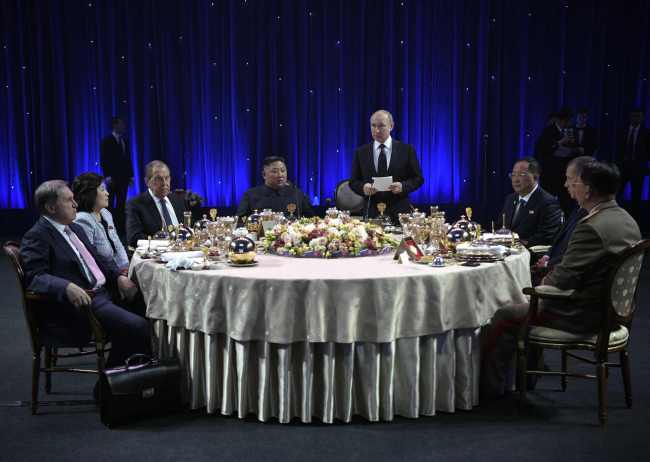 Russian President Vladimir Putin and North Korean leader Kim Jong-un attend a reception following their talks at the Far Eastern Federal University on Thursday. (AFP-Yonhap)
