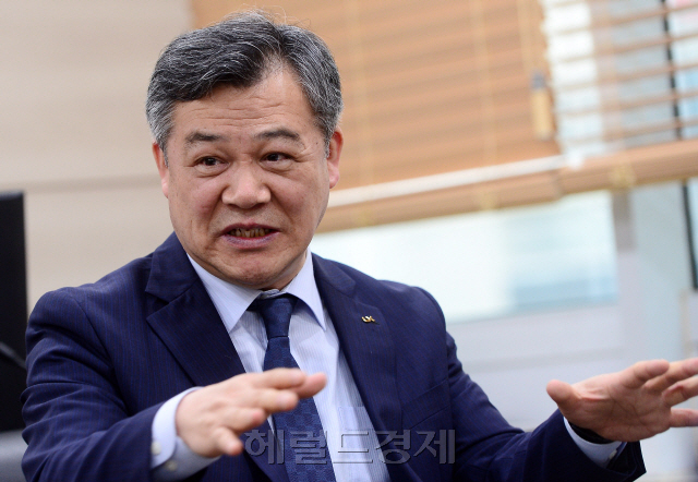 최창학 한국국토정보 사장은 행정과 ICT를 접목한 전자정부 분야에서 이론과 실무를 겸비한 최고의 전문가로 꼽힌다. 노무현정부 정부혁신위원회 전자정부국장을 지낸 그는 지난 16일 문재인 대통령의 중앙아시아 3개국 순방 때 수행, 투르크메니스탄에 한국형 지적정보 인프라 수출 계약을 따내며 해외 진출 길을 열었다.  [이상섭 기자/babtong@]