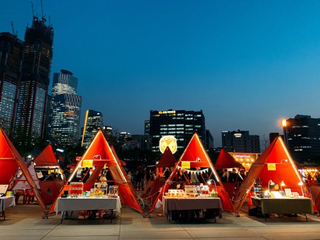 Bamdokkaebi Night Market in Yeouido (Kim Arin/The Korea Herald)