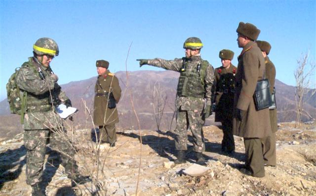 지난해 남북 군 당국자들이 함께 GP 철거에 대해 상호 검증하고 있다.  [연합]