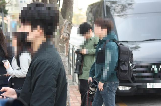 18일 오후 7시께. 서울 여의도 KBS 방송국 앞에서 아이돌 출근길 촬영을 위해 줄지어 늘어선 ‘홈마’들의 모습. 저마다 대포 카메라로 불리는 고가의 촬영장비를 들고 있다. 이들이 기다리는 아이돌의 출근길은 다음달 아침 7시가 돼야 시작된다.  김유진 기자/kacew@