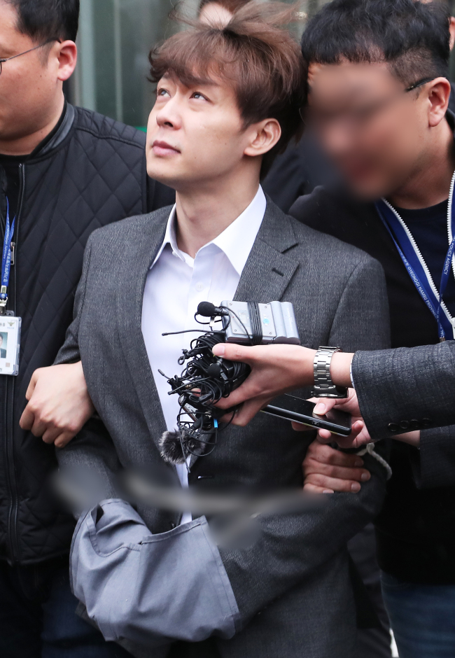 가수 겸 배우 박유천(33) 씨가 26일 오후 경기도 수원시 영통구 수원지방법원에서 열린 구속 전 피의자심문(영장실질심사)를 마치고 대기 장소로 이동하기 위해 법원에서 나오고 있다. [연합]