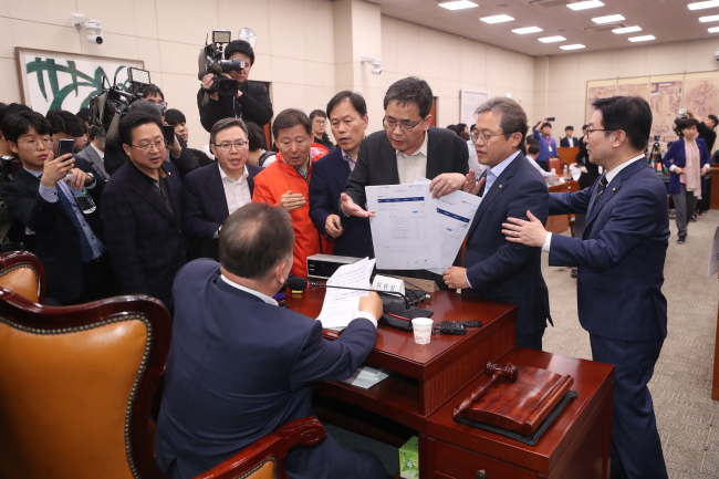 사진=자유한국당 의원들이 26일 문체위 회의실로 사개특위 장소를 변경한 이상민 위원장에게 항의하고 있다. [연합]