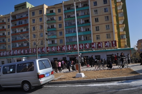 지난해 11월에 이어 지난달 말 방북한 재미언론인 로창현씨는 북한에서도 휴대전화가 '필수품화'된 듯 했다고 전했다. 사진은 로씨가 지난해 11월 평양, 개성, 신의주 등을 방문했을 당시 개성에서 촬영한 사진으로, '정보통신 기계판매소'라는 간판을 내건 판매점 앞이 신형 휴대전화를 사려는 사람들로 북적이고 있다. 2019.4.28 (뉴스로(Newsroh) 제공=연합뉴스)