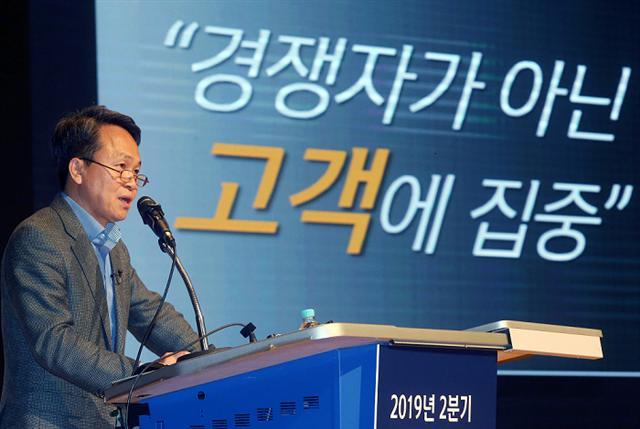 지난 19일 경기도 용인 신한은행 연수원에서 열린 임원ㆍ본부장 워크숍에서 진옥동 행장이 이야기하고 있다.  [신한은행 제공]