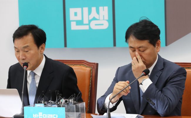<YONHAP PHOTO-2782> 굳은 표정의 김관영 원내대표 (서울=연합뉴스) 이진욱 기자 = 바른미래당 김관영 원내대표가 29일 국회에서 열린 최고위원회의에 굳은 표정으로 참석해 있다. 2019.4.29 cityboy@yna.co.kr/2019-04-29 09:33:05/ <저작권자 ⓒ 1980-2019 ㈜연합뉴스. 무단 전재 재배포 금지.>
<YONHAP PHOTO-2782> 굳은 표정의 김관영 원내대표 (서울=연합뉴스) 이진욱 기자 = 바른미래당 김관영 원내대표가 29일 국회에서 열린 최고위원회의에 굳은 표정으로 참석해 있다. 2019.4.29 cityboy@yna.co.kr/2019-04-29 09:33:05/ <저작권자 ⓒ 1980-2019 ㈜연합뉴스. 무단 전재 재배포 금지.>
