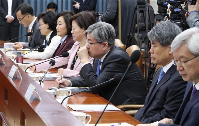 29일 오전 정부서울청사에서 열린 경제활력대책회의에 참석한 이재갑 고용노동부 장관(오른쪽 세번째) 등 경제관계 장관들이 진지한 표정으로 홍남기 부총리 겸 기획재정부 장관의 발언을 듣고 있다. 우리경제가 올 1분기에 전분기대비 마이너스 성장을 한 가운데 제조업과 30~40대 취업자가 지속 감소하면서 국민들의 경제고통이 심화하고 있다.  [연합]