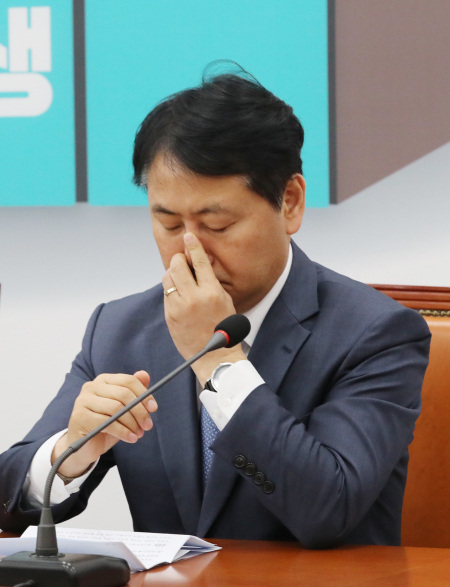 김관영 바른미래당 원내대표가 29일 국회에서 열린 최고위원회의에 굳은 표정으로 참석해 있다. [연합]